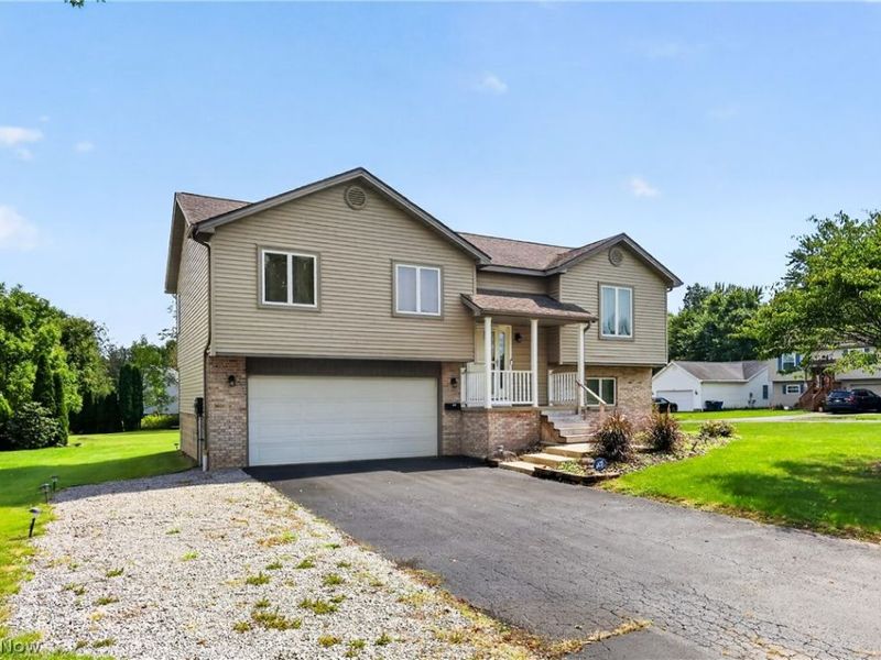 1064 Saul Drive, Hubbard, OH 44425 Photo 1