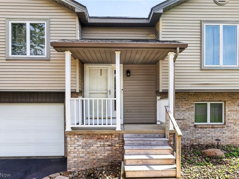 1064 Saul Drive, Hubbard, OH 44425 Photo 3