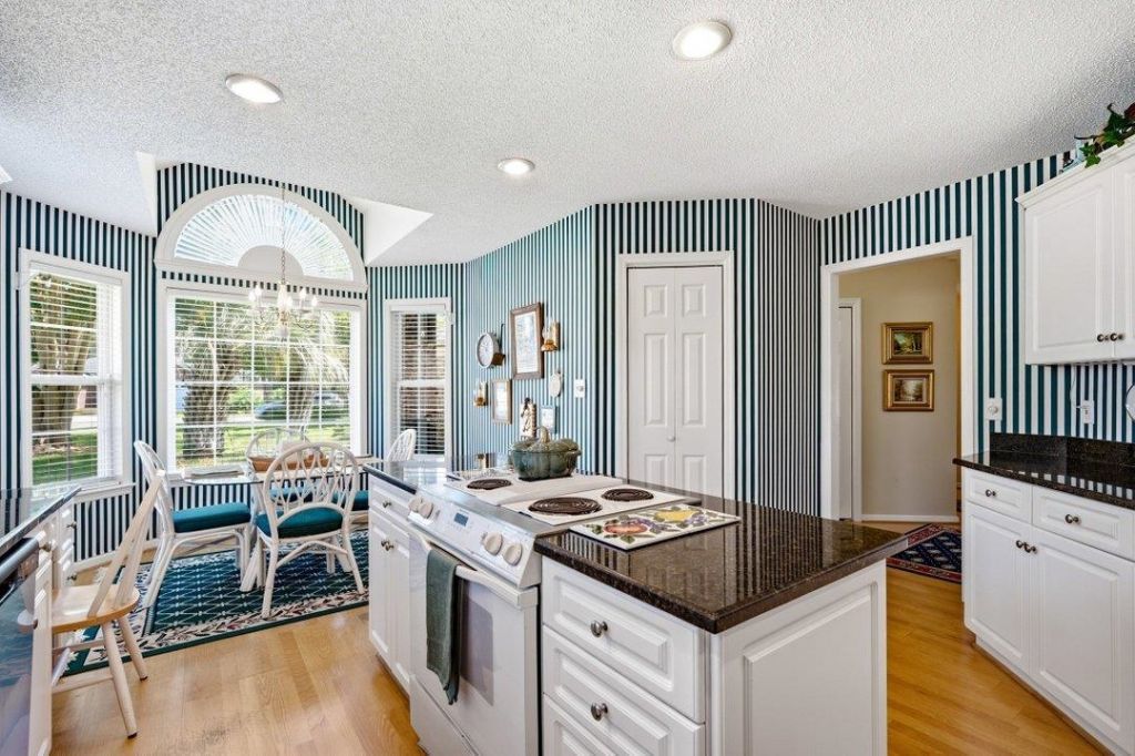 1013 Swan Lake Dr. Photo 14