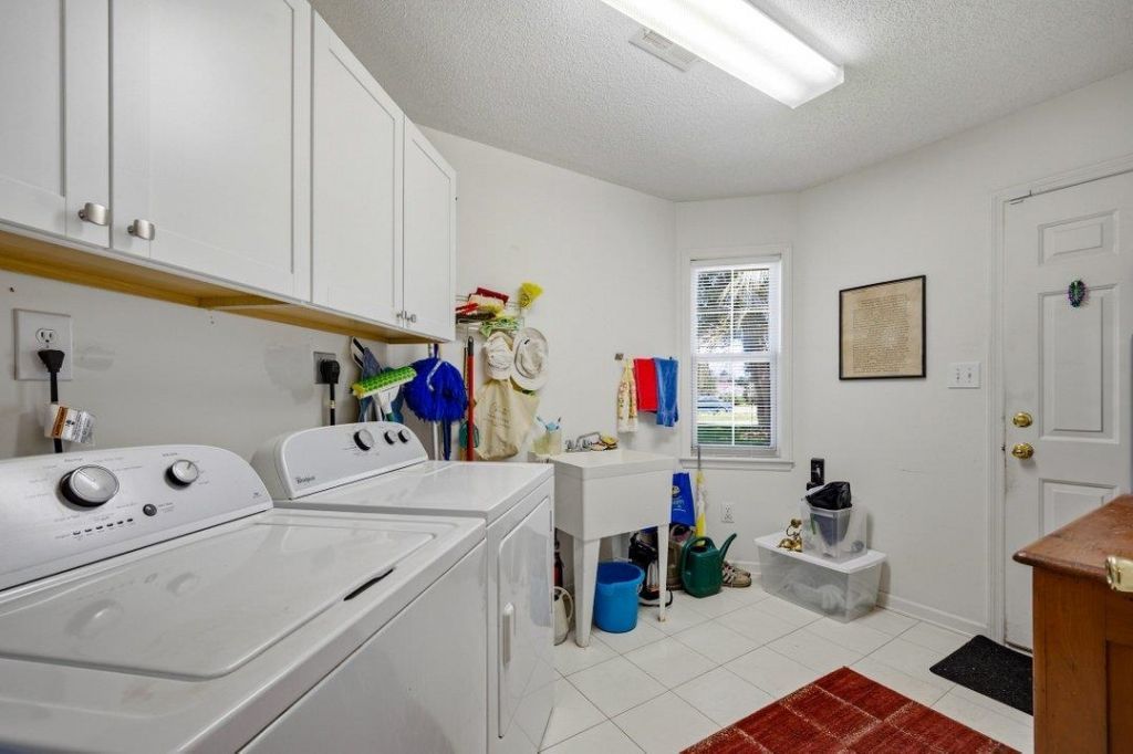 1013 Swan Lake Dr. Photo 32