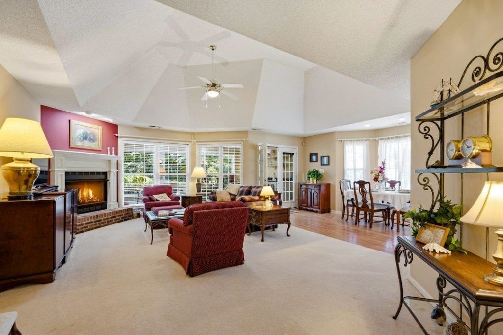 1013 Swan Lake Dr. Photo 5