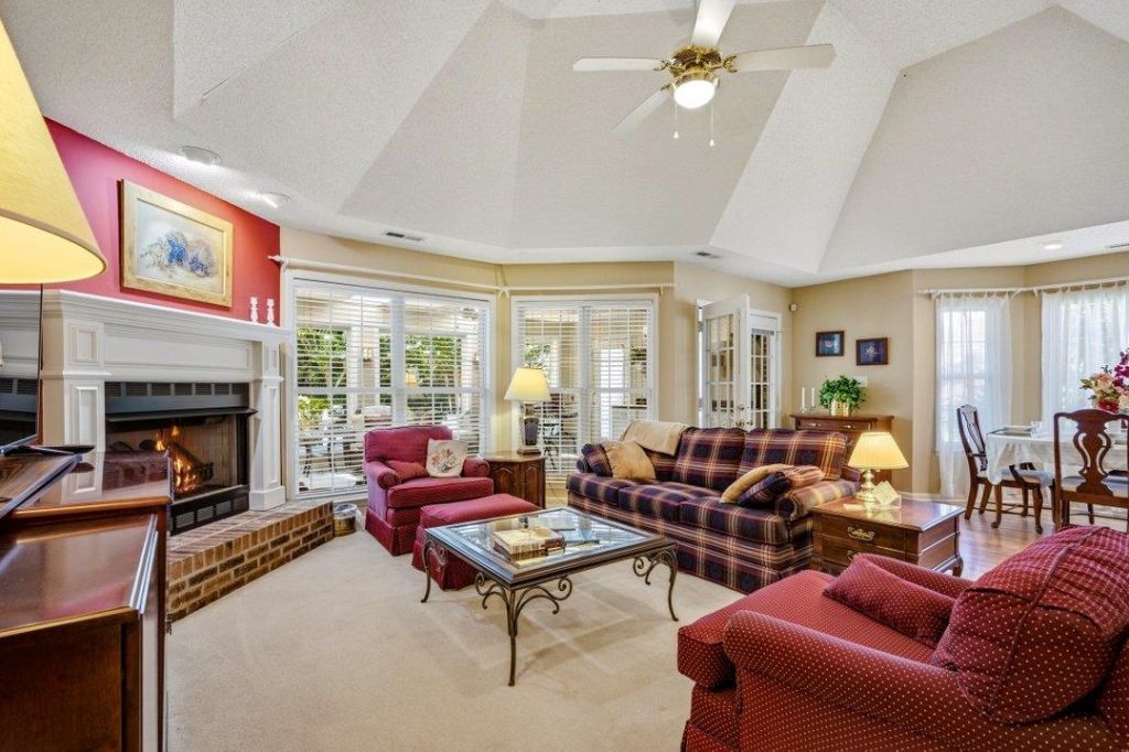 1013 Swan Lake Dr. Photo 6
