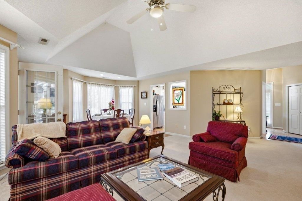 1013 Swan Lake Dr. Photo 8