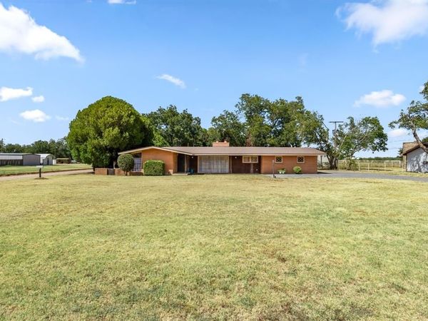 1152 W California Street, Seymour, TX 76380
