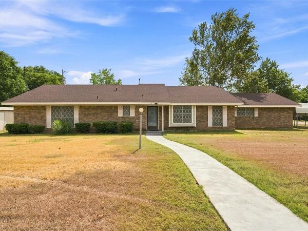 101 W Avenue G, Valley Mills, TX 76689