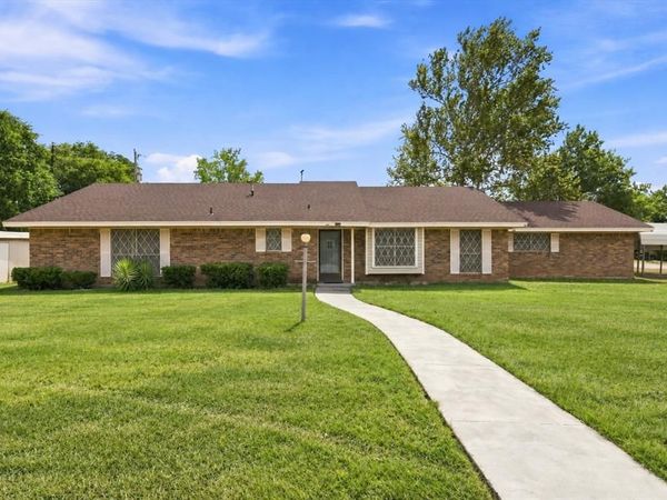 101 W Avenue G, Valley Mills, TX 76689