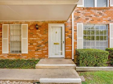 901 Roaring Springs Road, Fort Worth, TX 76114