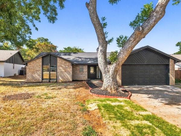1912 Longmeadow Drive , Arlington, TX 76015