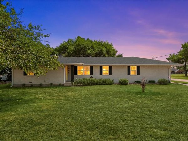 407 E Walnut Street, Abbott, TX 76621
