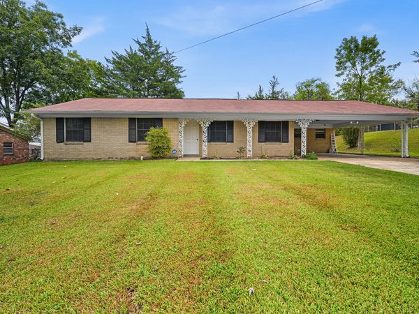 1303 Van Buren Ave., Tupelo, MS 38801