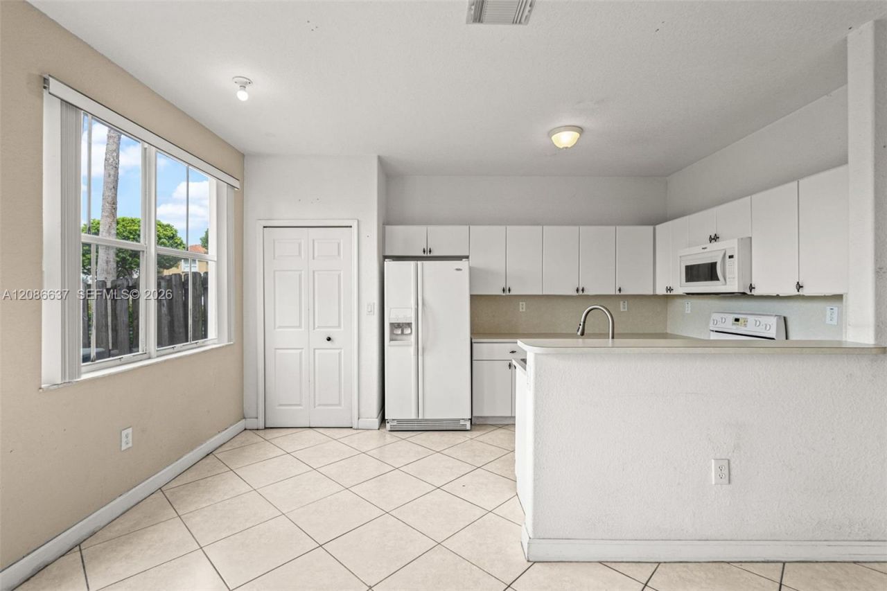 11401 NW 76th Ter, Doral, FL 33178 Photo