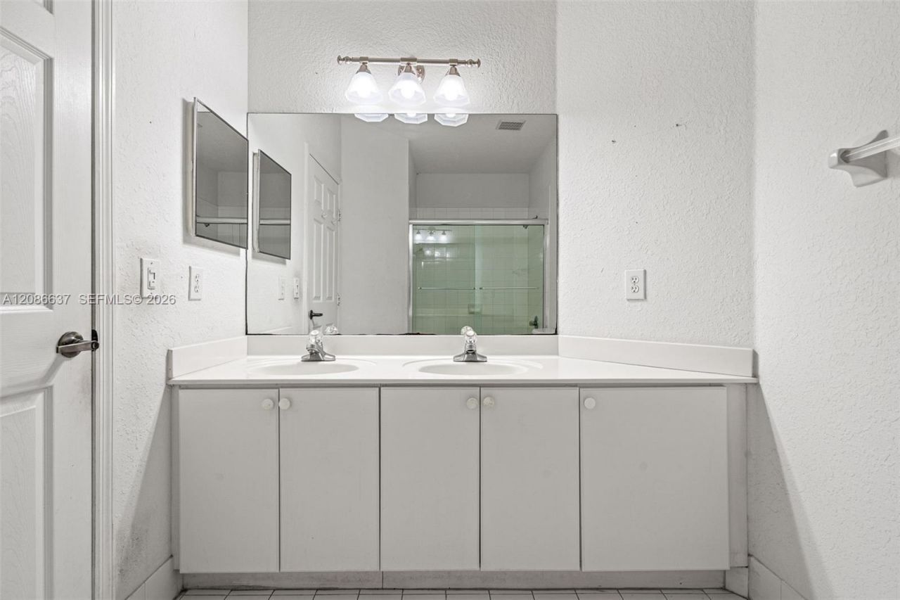 11401 NW 76th Ter, Doral, FL 33178 Photo