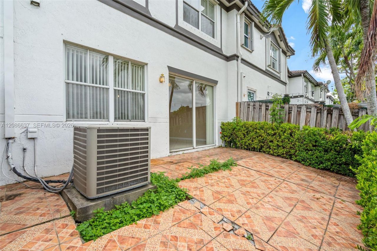11401 NW 76th Ter, Doral, FL 33178 Photo