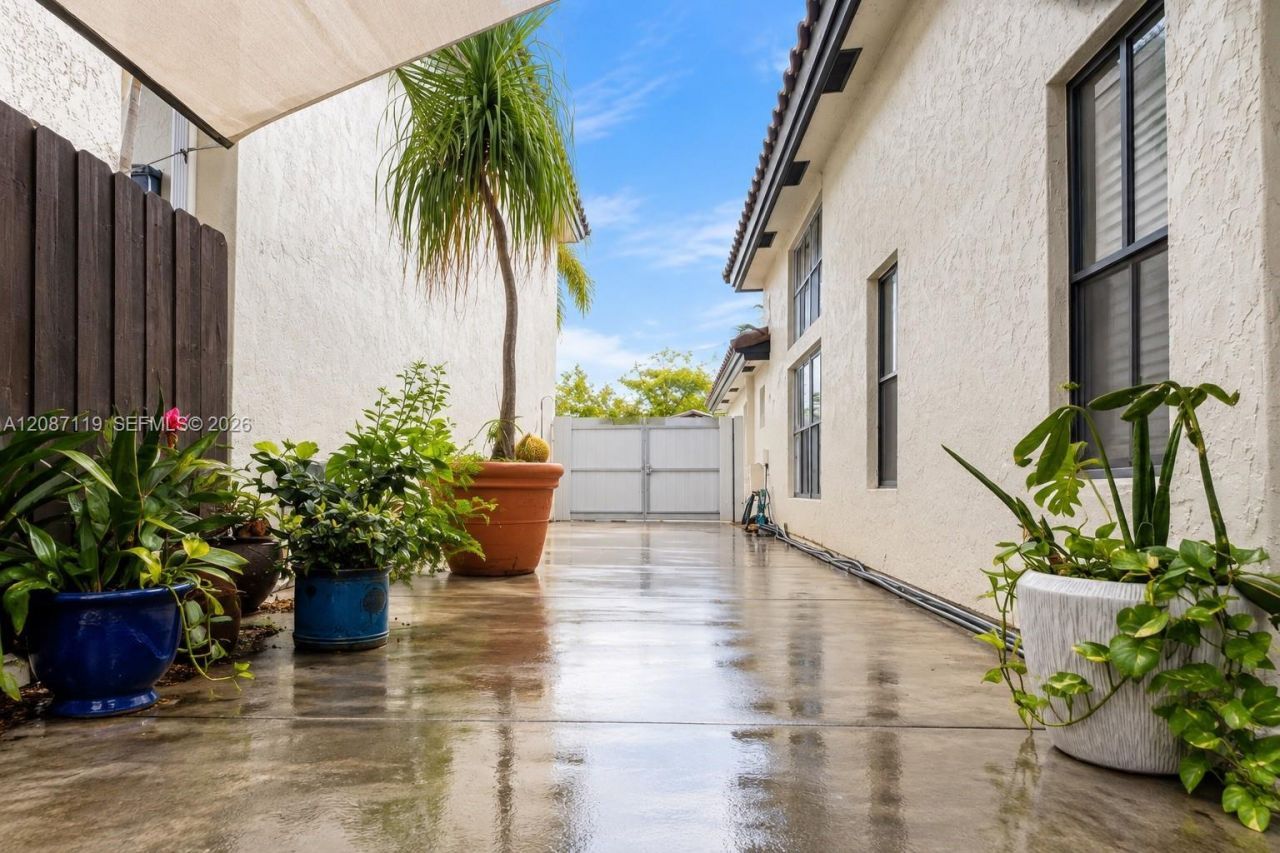 13041 NW 11th Ter, Miami, FL 33182 Photo