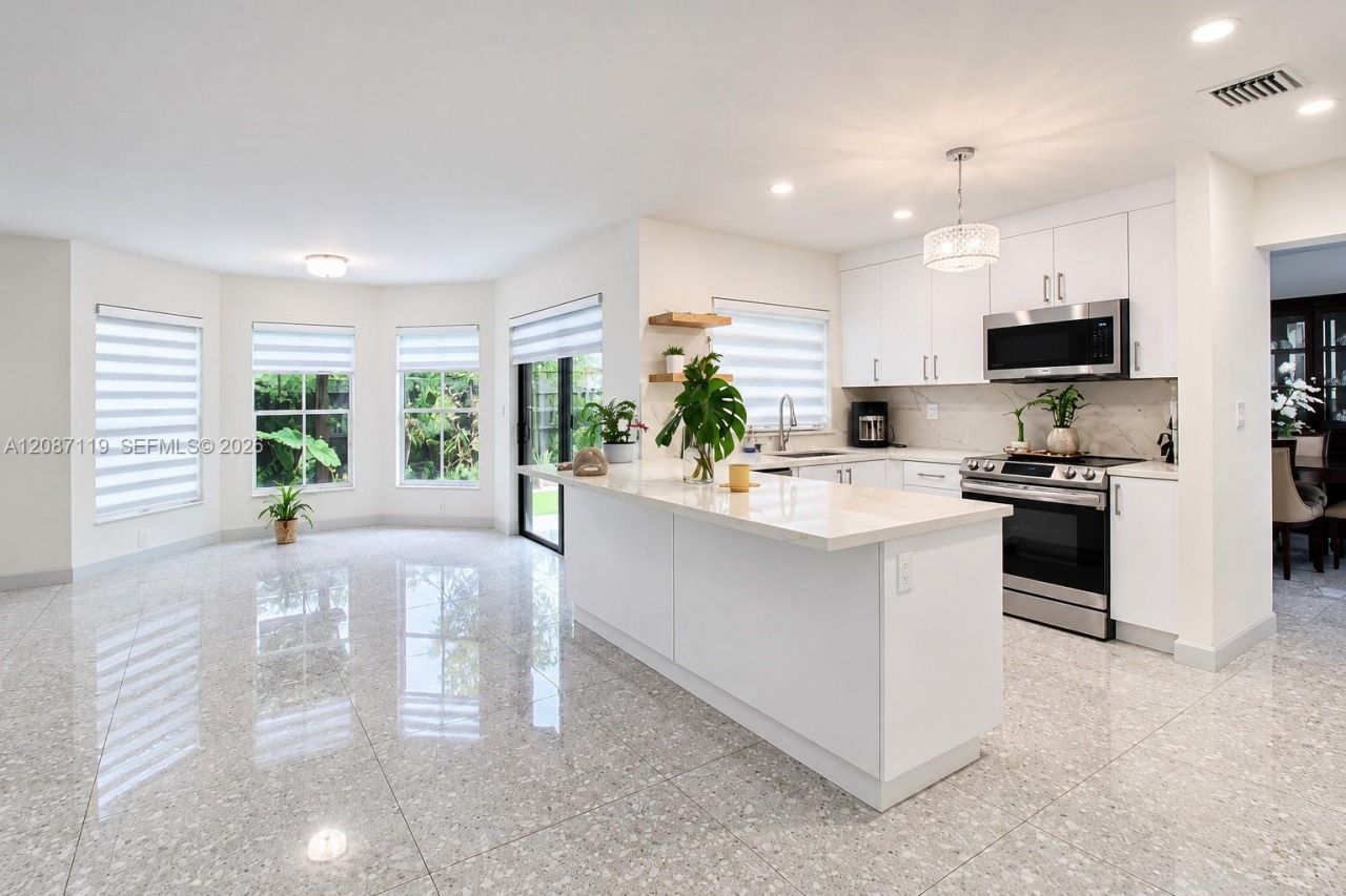 13041 NW 11th Ter, Miami, FL 33182 Photo