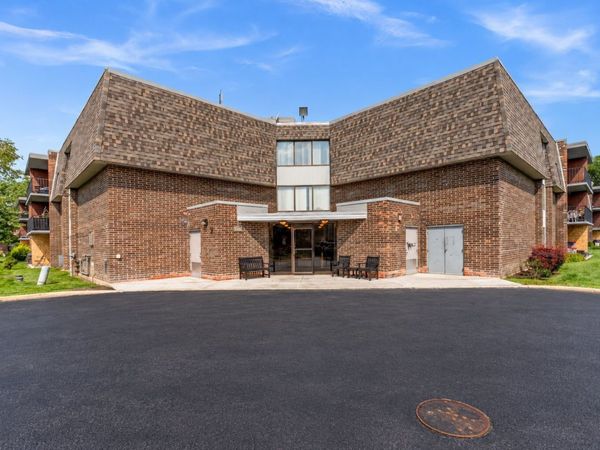 924 S Lake Court, Unit 105, Westmont, IL 60559
