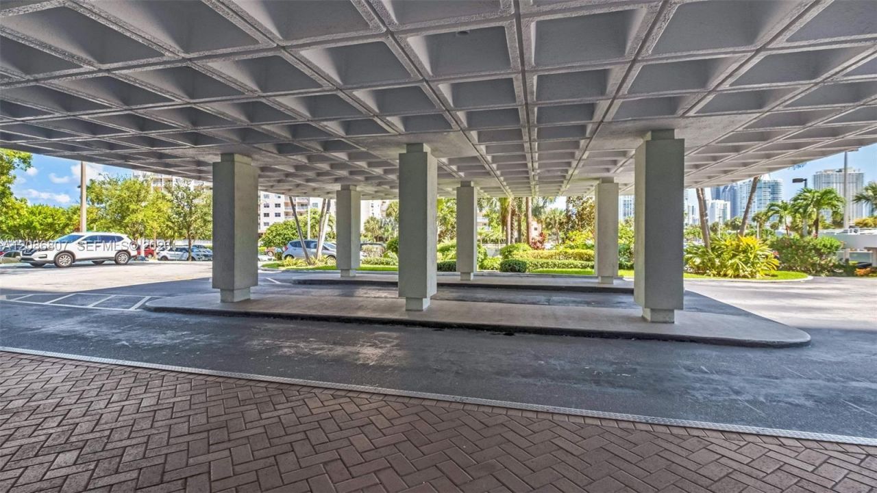 500 Bayview Dr, Unit 1420, Sunny Isles Beach, FL 33160 Photo