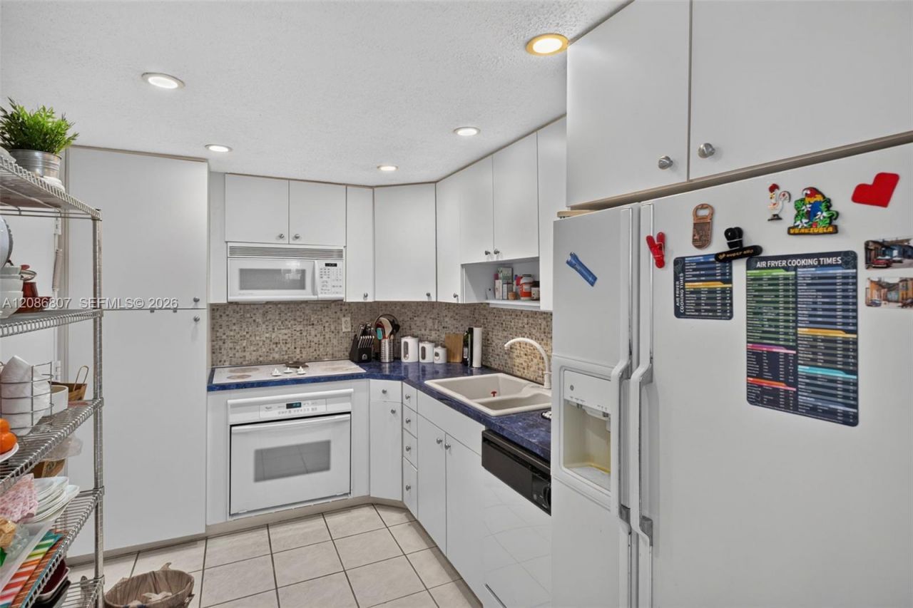 500 Bayview Dr, Unit 1420, Sunny Isles Beach, FL 33160 Photo