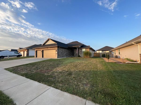 813 S Ridgemont Drive , Nixa, MO 65714