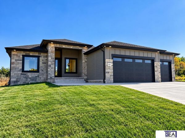 12511 S 87 Avenue, Papillion, NE 68046