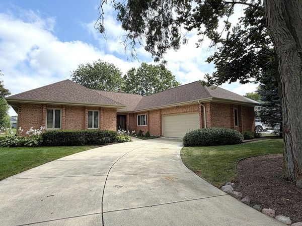 2S015 Ironwood Lane, Wheaton, IL 60189