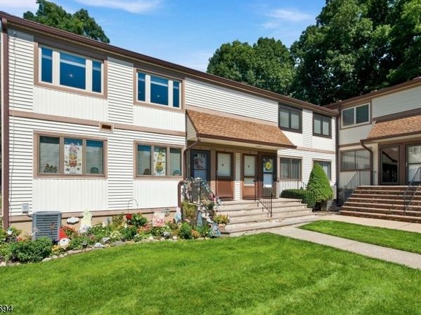 1901 Stonegate Ln, Stanhope, NJ 07874