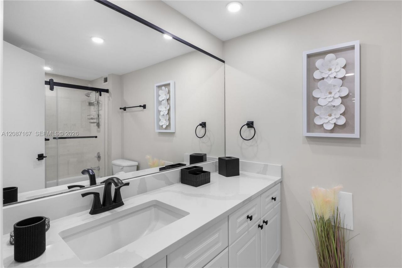 2301 Collins Av, Unit 1026, Miami Beach, FL 33139 Photo
