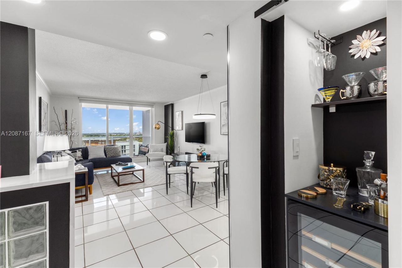 2301 Collins Av, Unit 1026, Miami Beach, FL 33139 Photo