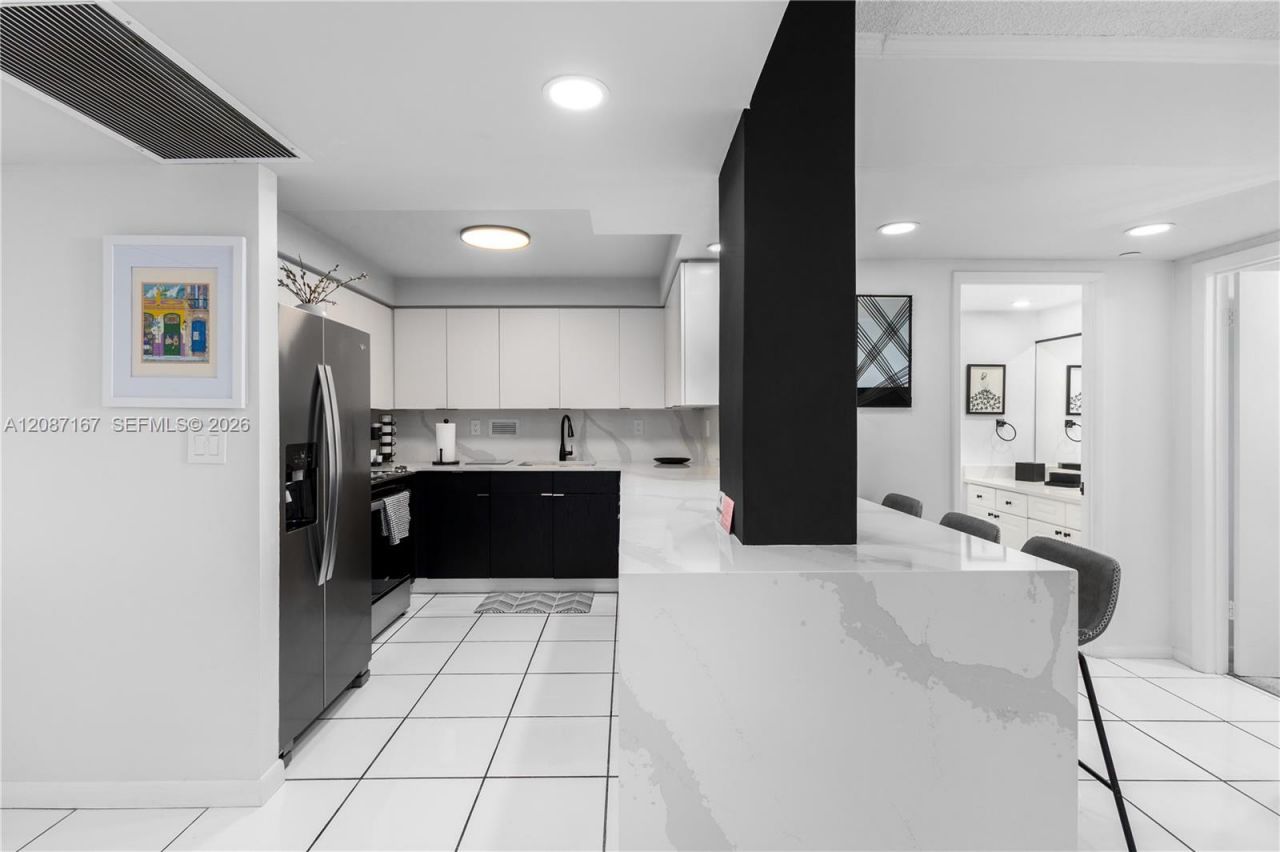 2301 Collins Av, Unit 1026, Miami Beach, FL 33139 Photo