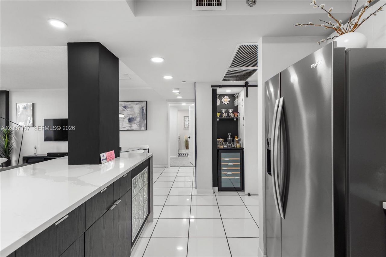 2301 Collins Av, Unit 1026, Miami Beach, FL 33139 Photo