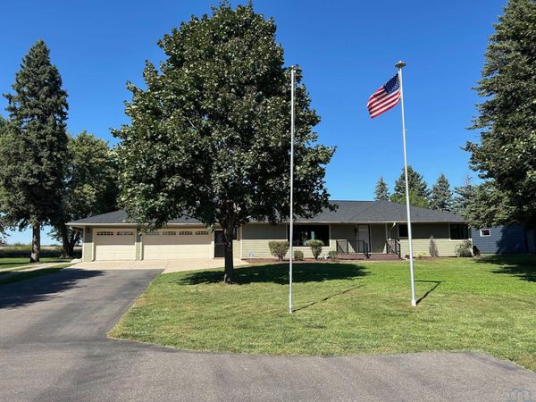 560 NE 3rd ST, Hartley, IA 51346