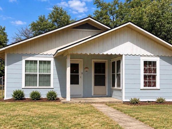 105 N Hubbard Street, Alvord, TX 76225