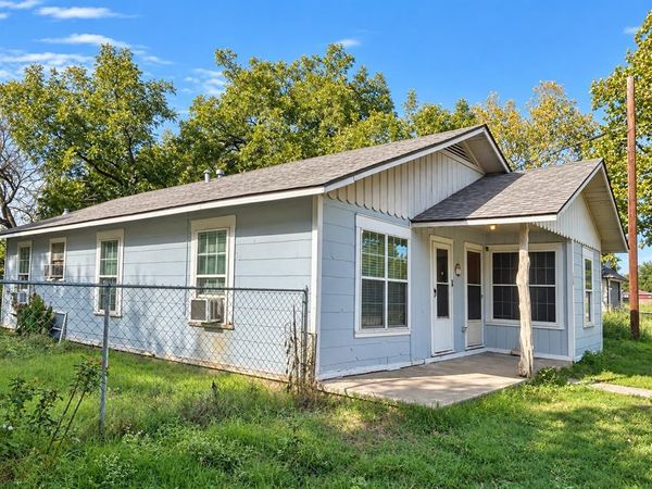 105 N Hubbard Street, Alvord, TX 76225