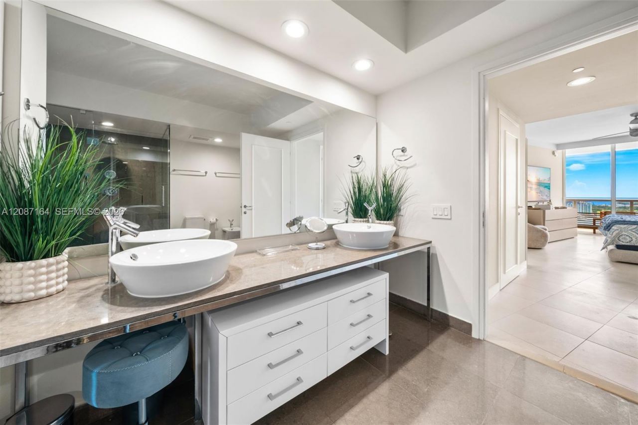 450 Alton Rd, Unit 2105, Miami Beach, FL 33139 Photo