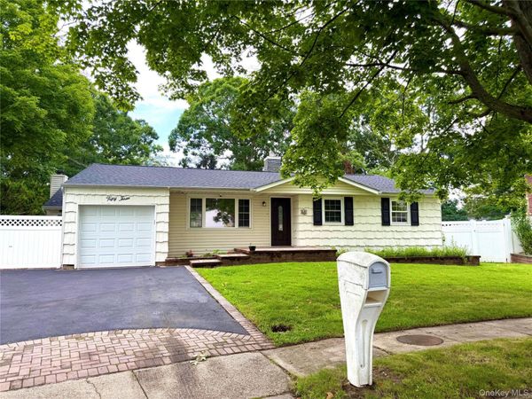 53 Longworth Avenue , Dix Hills, NY 11746