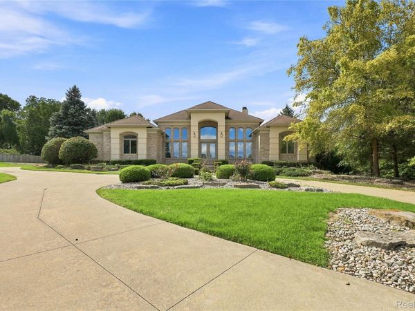 2566 Lakeside Court , Flint Township, Mi 48433