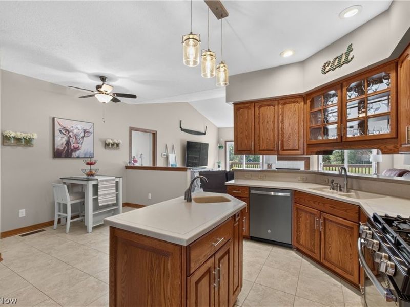 10890 Wolf Avenue NE, Hartville, OH 44632 Photo 8
