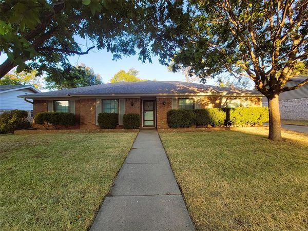 7405 Pinehurst Drive W, Fort Worth, TX 76134
