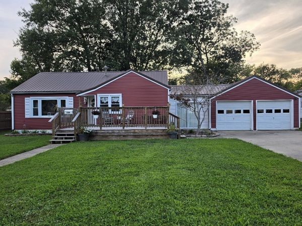 534 Tar Spring Drive, Carmi, IL 62821