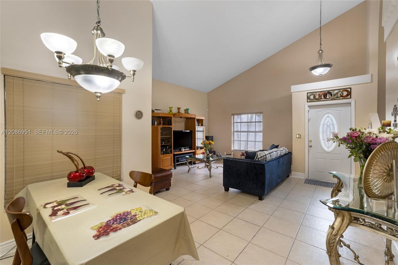 6746 NW 199th St, Hialeah, FL 33015 Photo