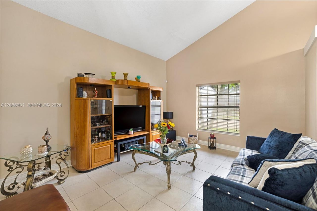 6746 NW 199th St, Hialeah, FL 33015 Photo
