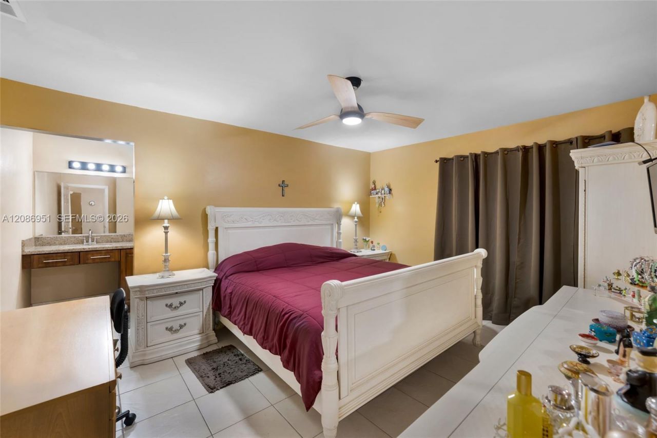 6746 NW 199th St, Hialeah, FL 33015 Photo