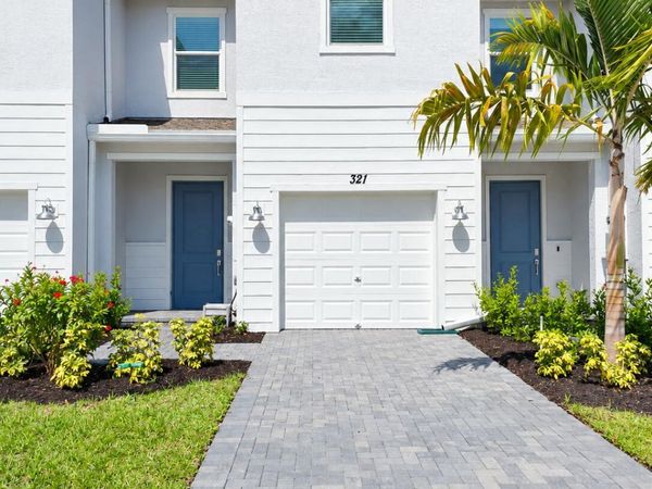 321 SE CROSSOAK Lane, Port St. Lucie, FL 34984