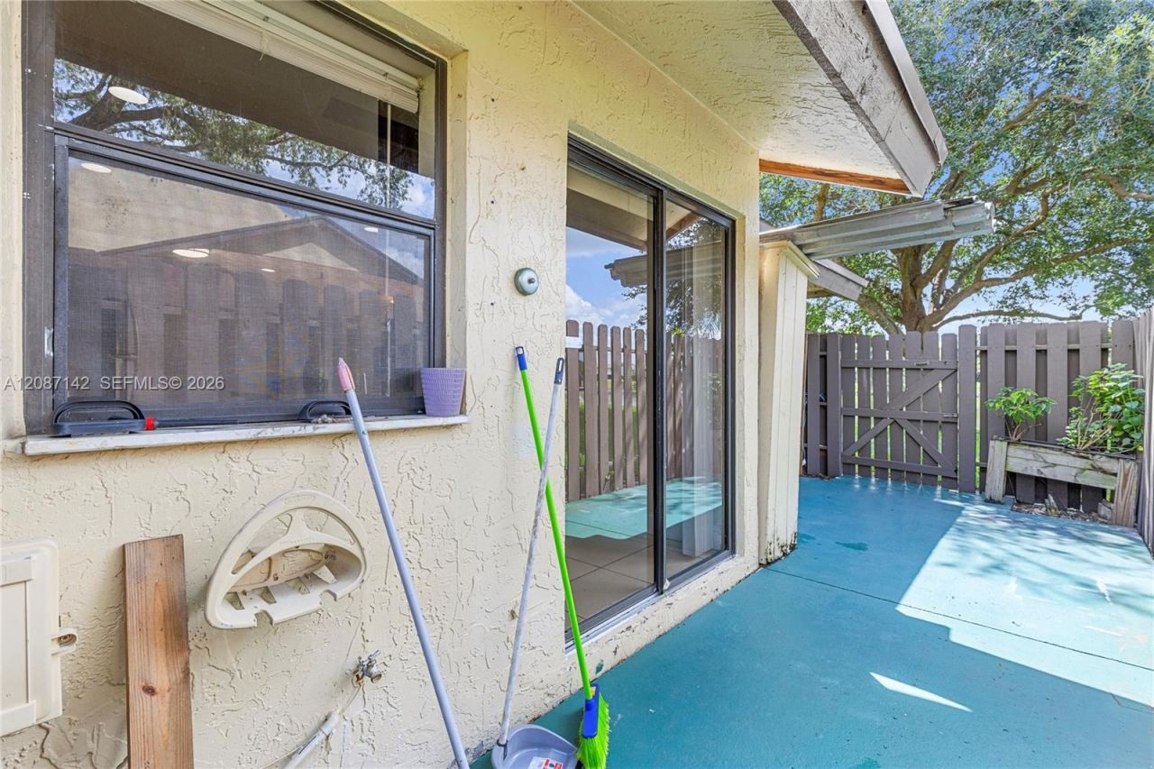 310 SW 96th Ter, Pembroke Pines, FL 33025 Photo