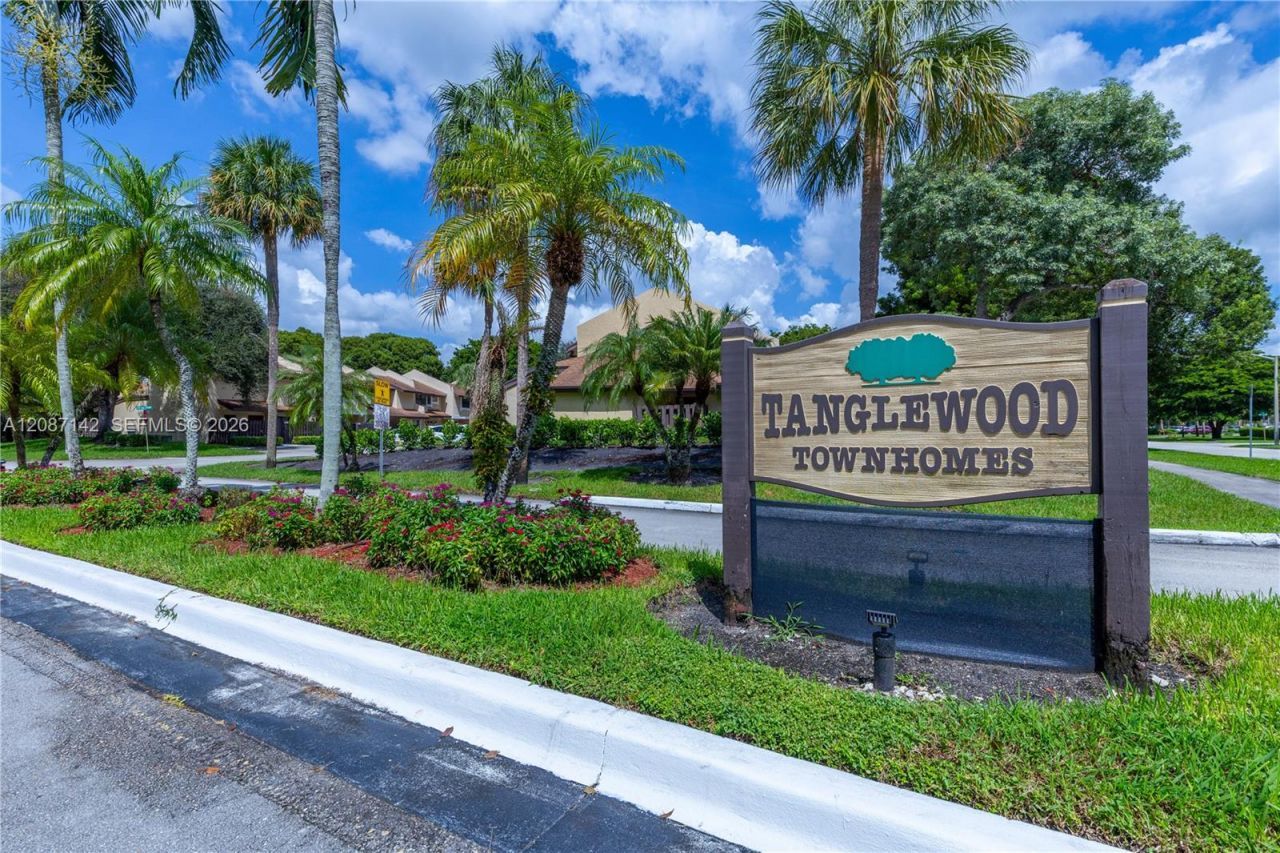310 SW 96th Ter, Pembroke Pines, FL 33025 Photo