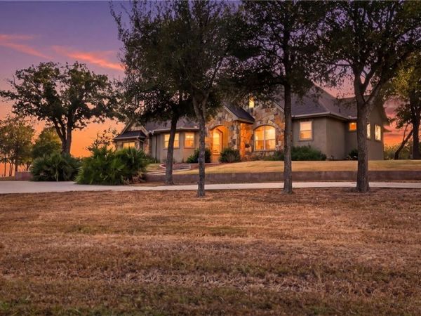 432 Creekwood Drive, Gonzales, TX 78629