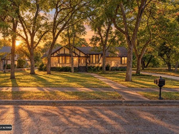 249 Creekwood Drive, Lancaster, TX 75146