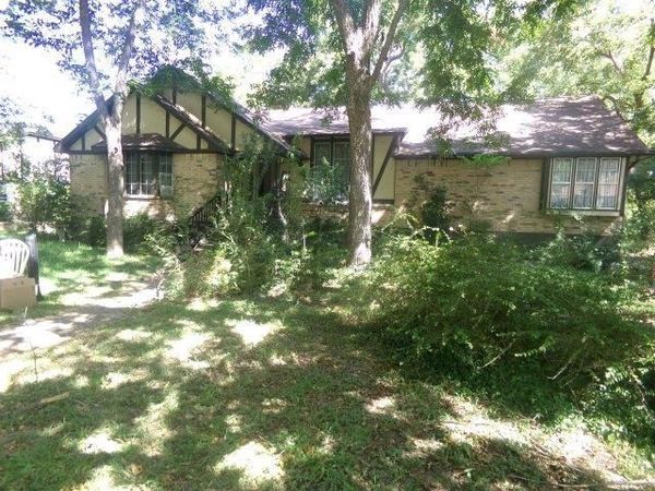 249 Creekwood Drive , Lancaster, TX 75146