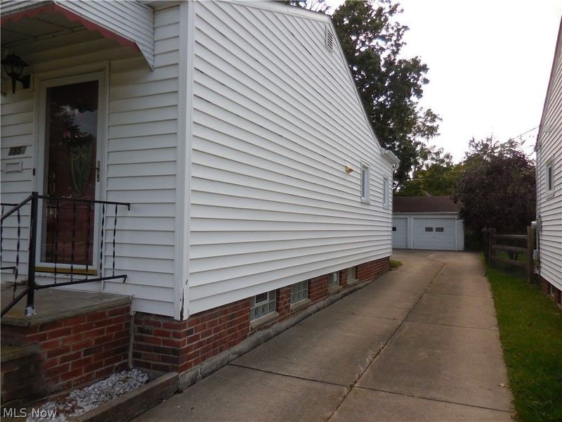 1554 Empire Road, Wickliffe, OH 44092 Photo 2