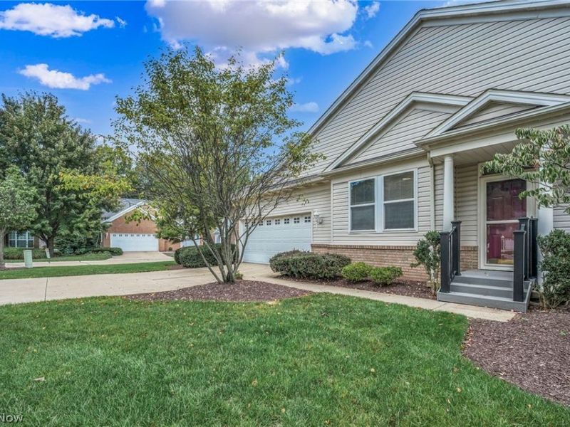 8610 Pine Creek Lane, Sagamore Hills, OH 44067 Photo 3